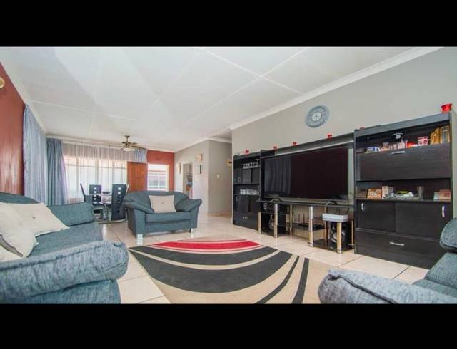 2 BEDROOM APARTMENT FOR SALE IN FLORIDA LAKE